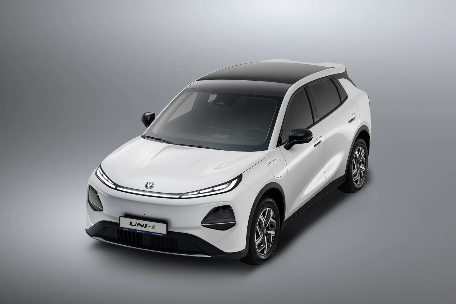 Changan UNI-E: сквозная LED-оптика и двухцветный кузов